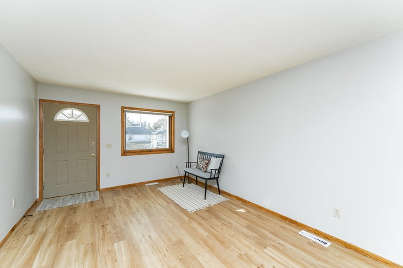 209 E Henry St, Le Roy, MN 55951