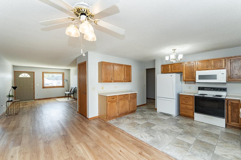 209 E Henry St, Le Roy, MN 55951