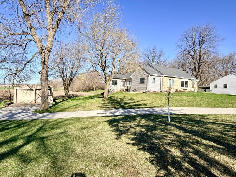 622 Woodcrest Ave, Worthington, MN 56187