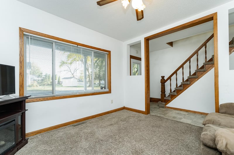 405 1st St NW, Hayfield, MN 55940