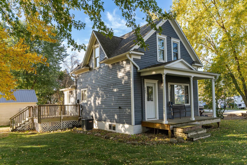 405 1st St NW, Hayfield, MN 55940