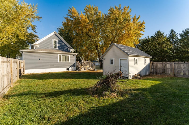 405 1st St NW, Hayfield, MN 55940