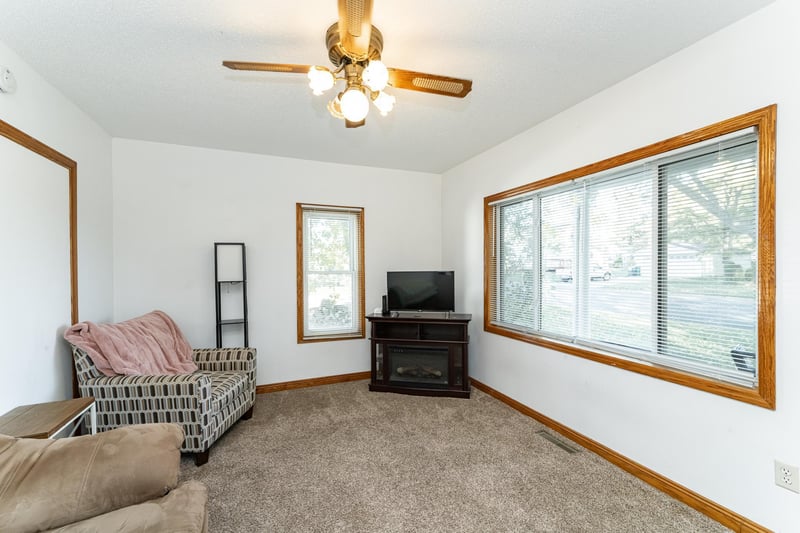 405 1st St NW, Hayfield, MN 55940