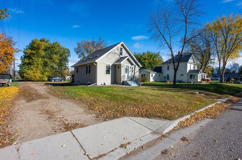 310 W Jackson St, Parkers Prairie, MN 56361