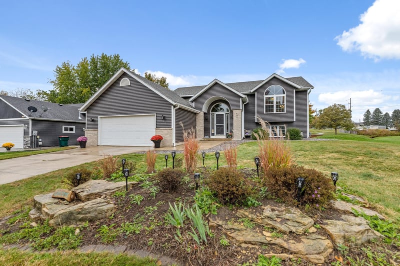300 7th St SW, Plainview, MN 55964
