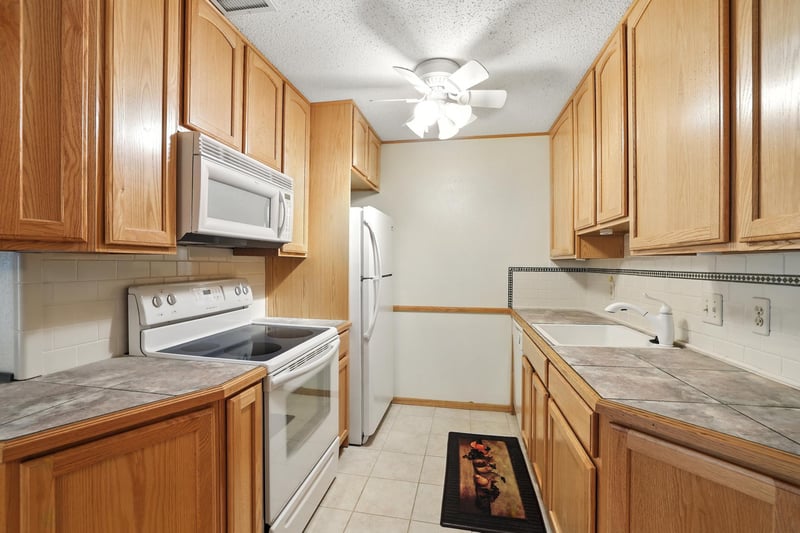 4 Pine Tree Dr #233, Arden Hills, MN 55112