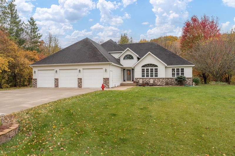 3136 River Meadows Dr, Mankato, MN 56001