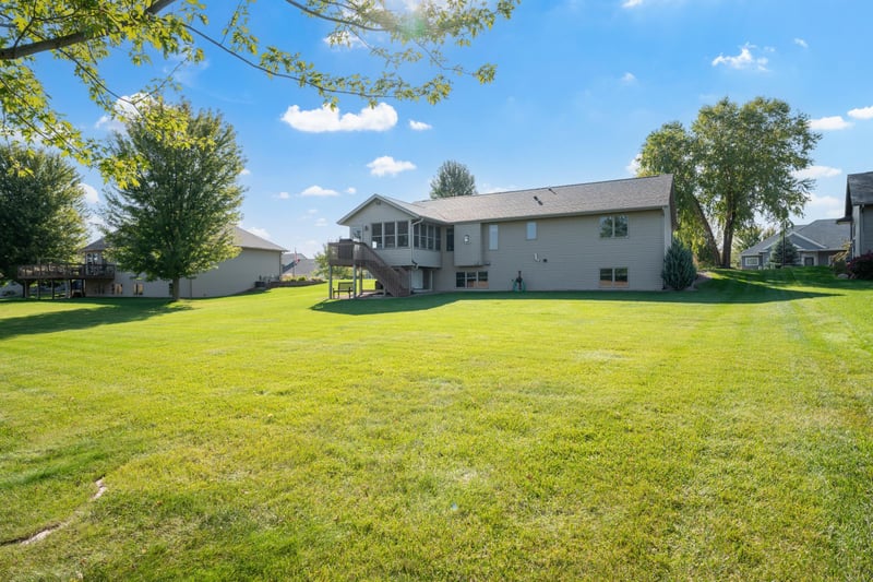 325 Whispering Hills Dr, Saint Charles, MN 55972