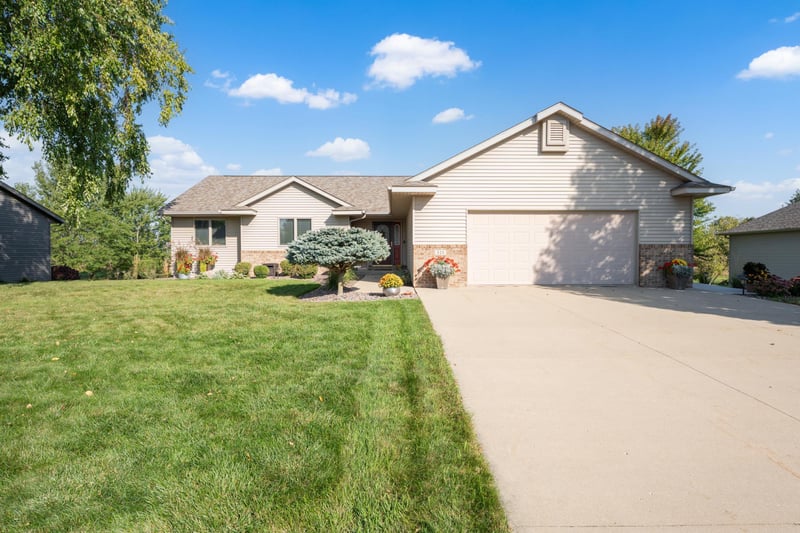 325 Whispering Hills Dr, Saint Charles, MN 55972