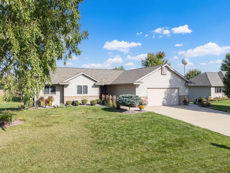 325 Whispering Hills Dr, Saint Charles, MN 55972
