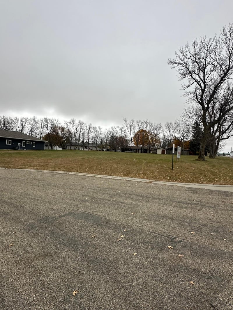315 Mueller Dr, Hendricks, MN 56136