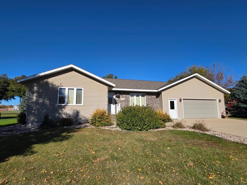 305 Rock River Dr, Edgerton, MN 56128