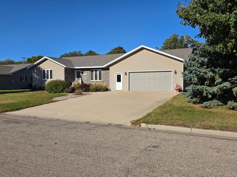 305 Rock River Dr, Edgerton, MN 56128