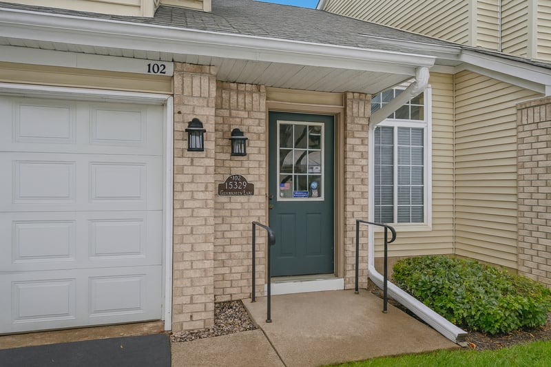 15329 Greenhaven Ln #102, Burnsville, MN 55306