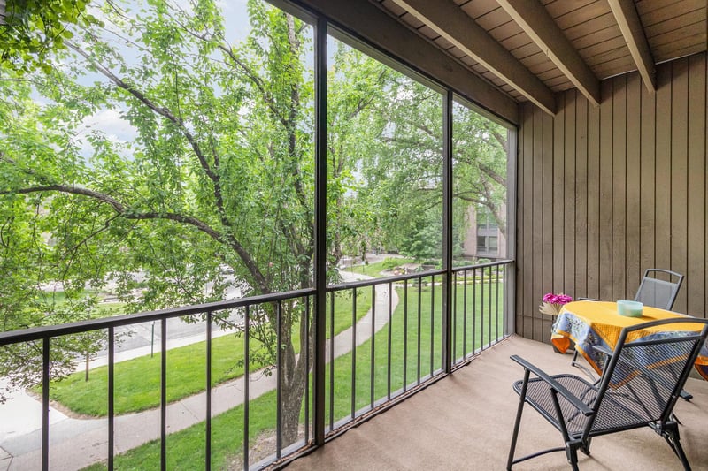 6085 Lincoln Dr #220, Edina, MN 55436