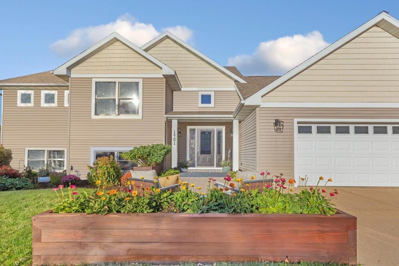 1401 Lloyd Ln, Saint Peter, MN 56082