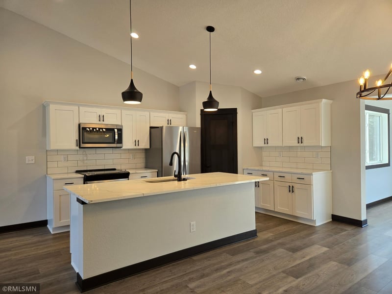 807 Pond View Dr, Arlington, MN 55307