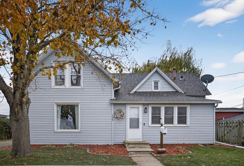 106 5th St NE, Stewartville, MN 55976