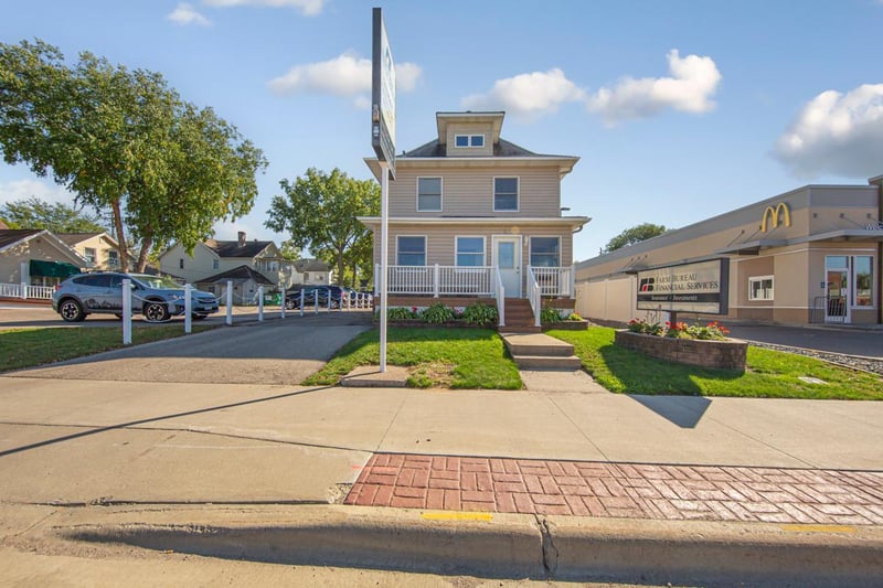 511 4th St NW, Faribault, MN 55021