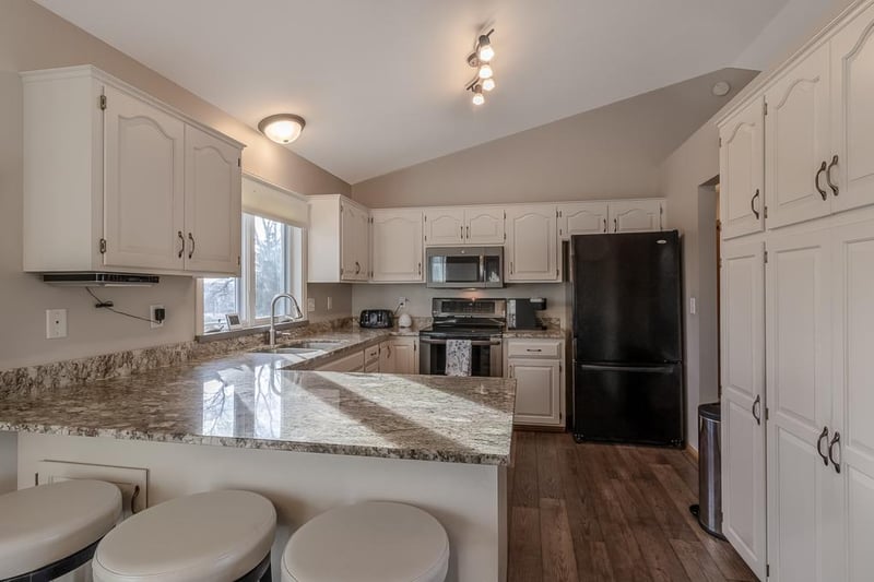 335 E Woodridge Dr, Le Center, MN 56057