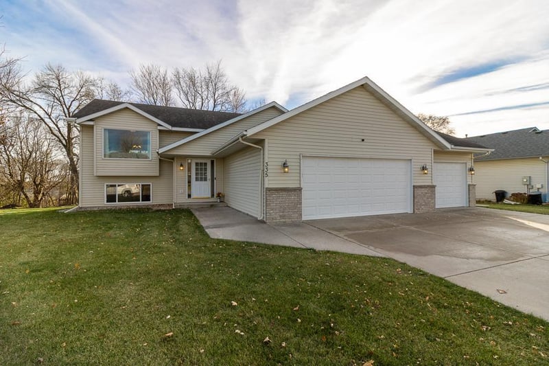 335 E Woodridge Dr, Le Center, MN 56057