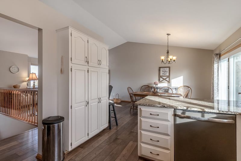 335 E Woodridge Dr, Le Center, MN 56057