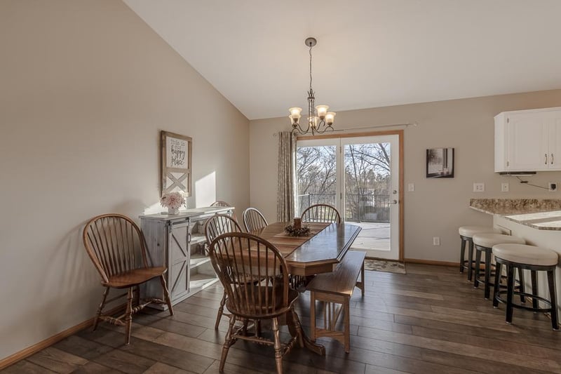 335 E Woodridge Dr, Le Center, MN 56057