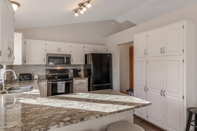 335 E Woodridge Dr, Le Center, MN 56057
