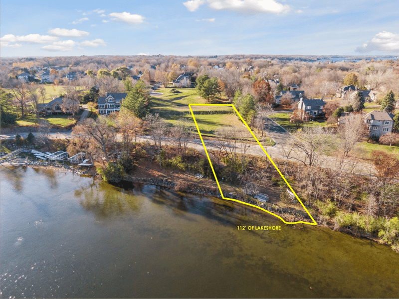 3930 Stratford Ln, Chanhassen, MN 55331