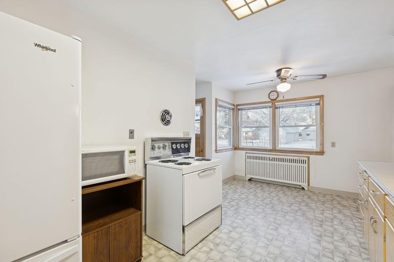530 3rd St E, Hector, MN 55342