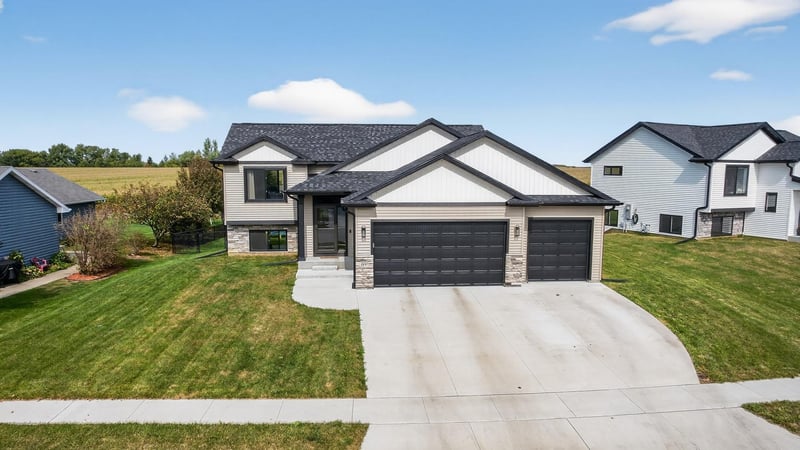 2221 Petersen Dr NW, Stewartville, MN 55976