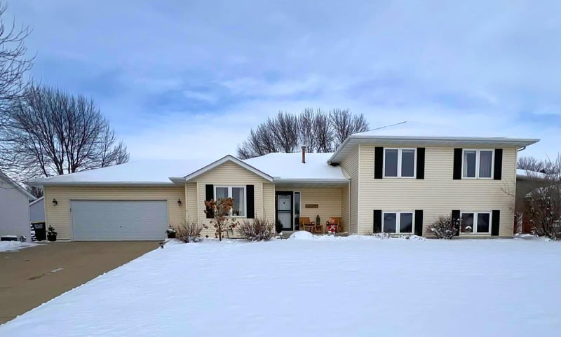 405 Thomas Dr, Eagle Lake, MN 56024