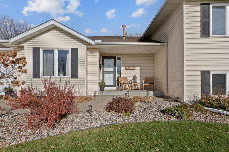 405 Thomas Dr, Eagle Lake, MN 56024