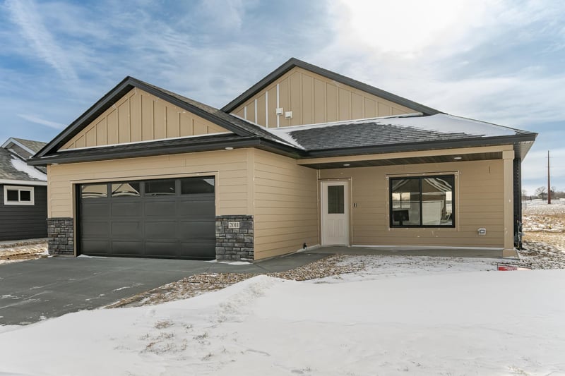 2011 Douglas Trail Dr SE, Pine Island, MN 55963