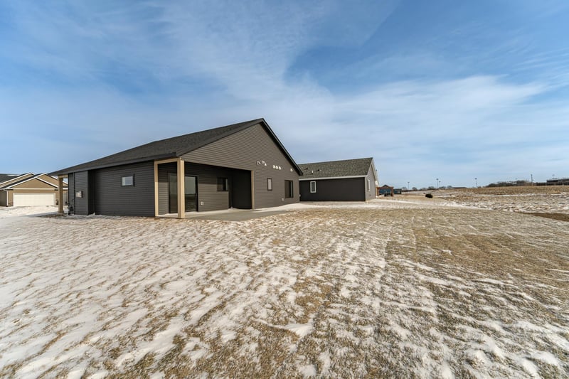 2011 Douglas Trail Dr SE, Pine Island, MN 55963