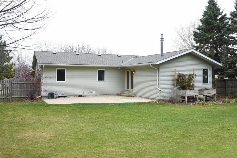 222 Lakeview Dr, Spicer, MN 56288