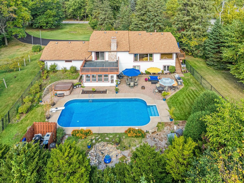 10 Hay Camp Rd, North Oaks, MN 55127
