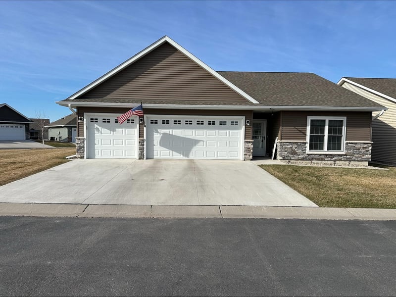 511 Southfork Cir SE, Hutchinson, MN 55350