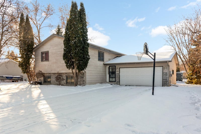 3007 Thunder Bay Rd, Little Canada, MN 55117
