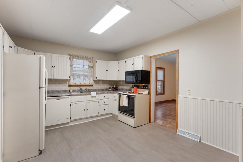 210 1st St SE, Hayfield, MN 55940