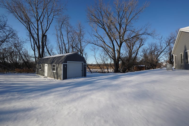 204 Pine St SW, New London, MN 56273