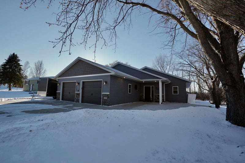 204 Pine St SW, New London, MN 56273
