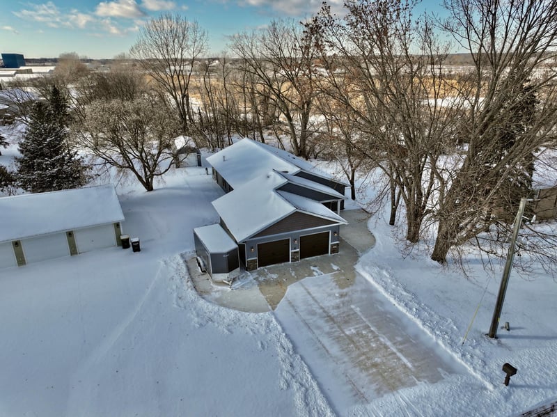 204 Pine St SW, New London, MN 56273