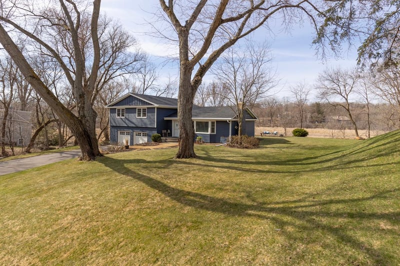 18427 Heathcote Ln, Wayzata, MN 55391