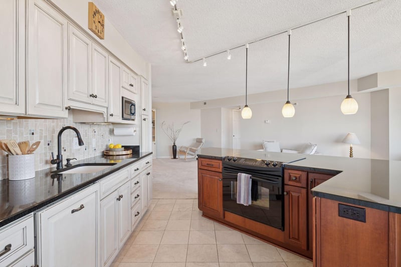 6566 France Ave S #901, Edina, MN 55435