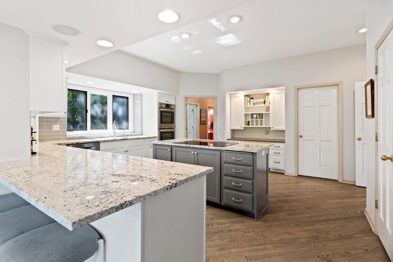 11808 Tapestry Ln, Hopkins, MN 55305
