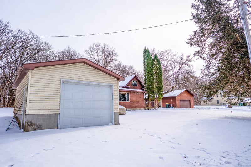 16489 68th St NW, New London, MN 56273