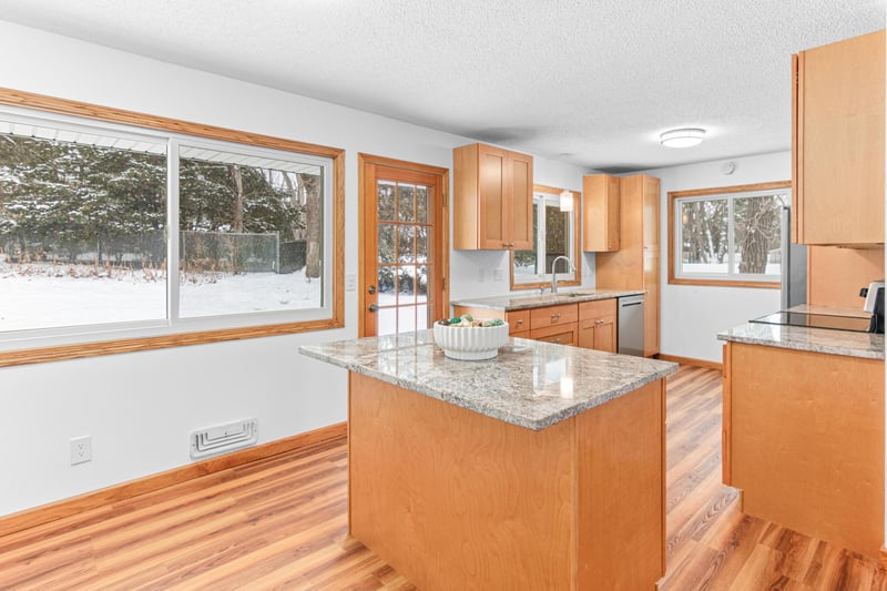 4728 W 70th St, Edina, MN 55435