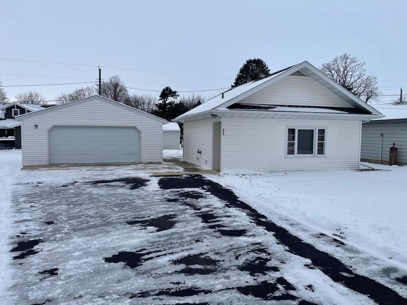 204 E Benton St, Le Roy, MN 55951