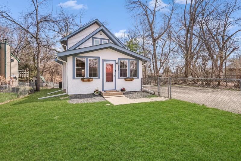 2424 Black Lake Rd, Spring Park, MN 55384
